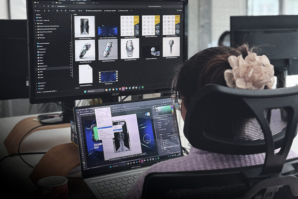 Designer a trabalhar num projeto gráfico no portátil, com referências visuais e imagens de produto num segundo ecrã.